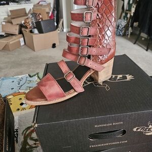 Rich Brown Leather Bag with Adjustable Straps and Textured Finish